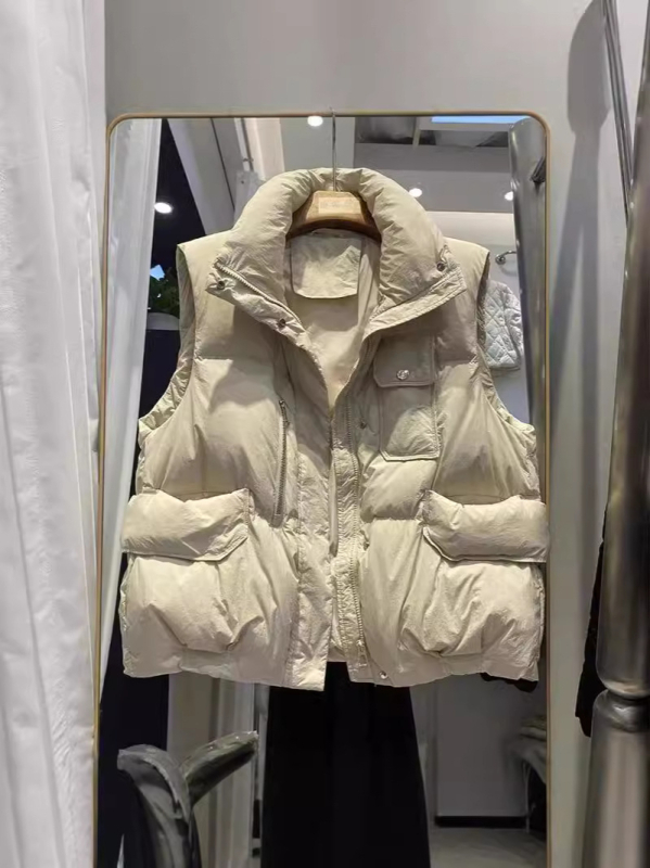 Ženski vesta s perjem, stojeći ovratnik i zatvarač – srednja debljina, normalna duljina (50–65 cm), nije uklonjiva, vanjska tkanina najlon, punilo: pačja perja, ležerni stil