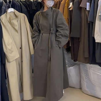 Ženski windbreaker srednje duljine s stojećim ovratnikom i reverom, za proleće i jesen, korejski stil, opušten kroj, kaiš za struk, britanski stil
