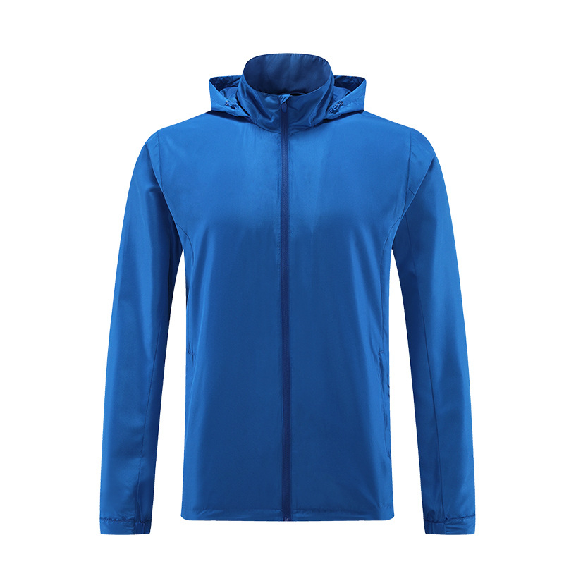 Vaikų lauko sportinė striukė - vėjo atspari ir vandeniui atspari, su nuimamu gobtuvu, stovinti apykaklė, poliesterio audinys