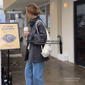 Chenille audinio švarkas su stovinčia apykakle – laisvas siluetas, ilgos rankovės, vidutinio ilgio (65–80 cm), 90–95% Spandex