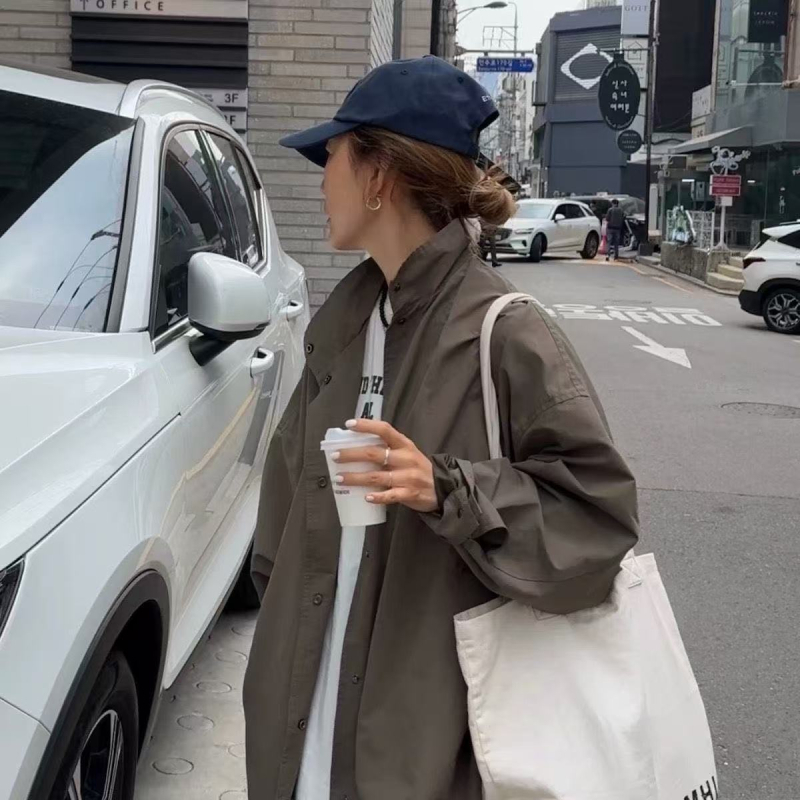 Chenille audinio švarkas su stovinčia apykakle – laisvas siluetas, ilgos rankovės, vidutinio ilgio (65–80 cm), 90–95% Spandex