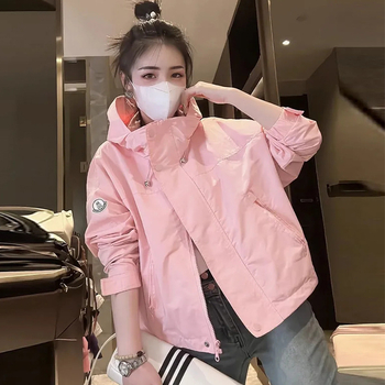 Moteriška striukė iš poliesterio, aukšta apykaklė, užtrauktukas, trumpas kirpimas, laisvas siluetas