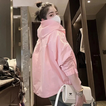 Moteriška striukė iš poliesterio, aukšta apykaklė, užtrauktukas, trumpas kirpimas, laisvas siluetas