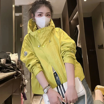 Moteriška striukė iš poliesterio, aukšta apykaklė, užtrauktukas, trumpas kirpimas, laisvas siluetas