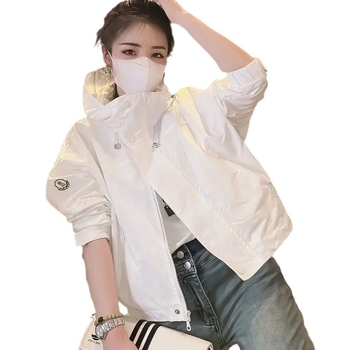 Moteriška striukė iš poliesterio, aukšta apykaklė, užtrauktukas, trumpas kirpimas, laisvas siluetas