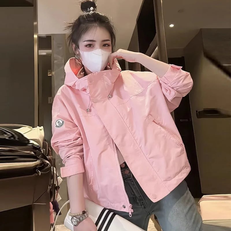 Moteriška striukė iš poliesterio, aukšta apykaklė, užtrauktukas, trumpas kirpimas, laisvas siluetas