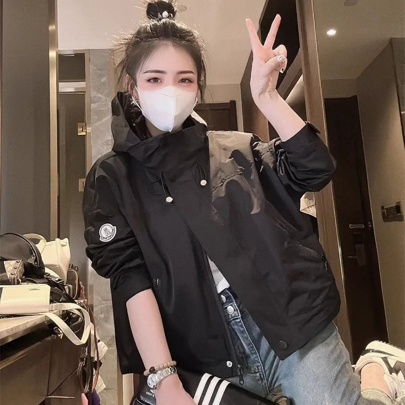 Moteriška striukė iš poliesterio, aukšta apykaklė, užtrauktukas, trumpas kirpimas, laisvas siluetas