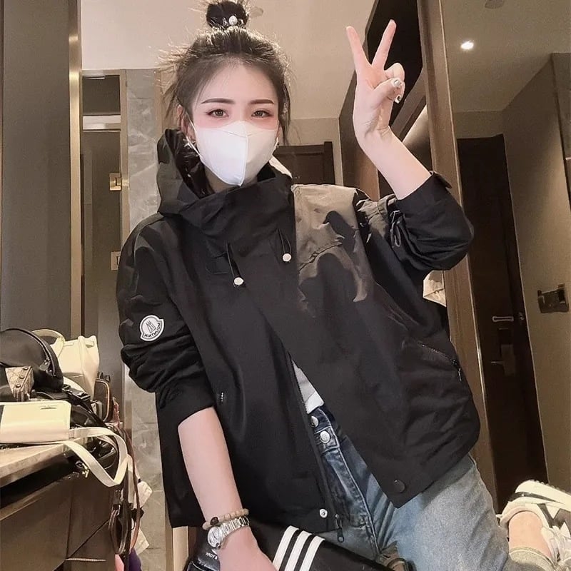 Moteriška striukė iš poliesterio, aukšta apykaklė, užtrauktukas, trumpas kirpimas, laisvas siluetas