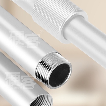 Grīdas statīvs mājas novērošanai ar 360° rotējošu galvu, metāla rāmis ar smidzināšanas pārklājumu, piemērots iekštelpu uzraudzībai.