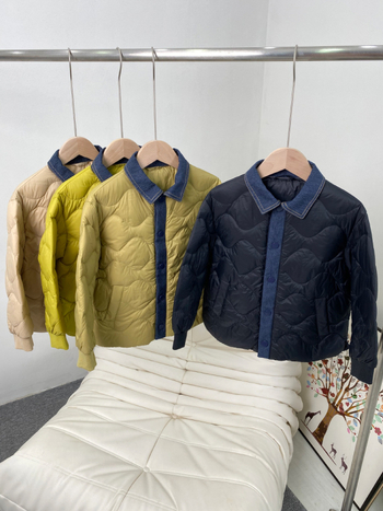 Bērnu vieglā pūka jaka ar krekliņa apkakli un denim patchworku, garas piedurknes, vidēja garuma, pildījums no balta pīļu pūka