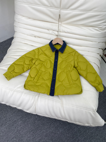 Bērnu vieglā pūka jaka ar krekliņa apkakli un denim patchworku, garas piedurknes, vidēja garuma, pildījums no balta pīļu pūka