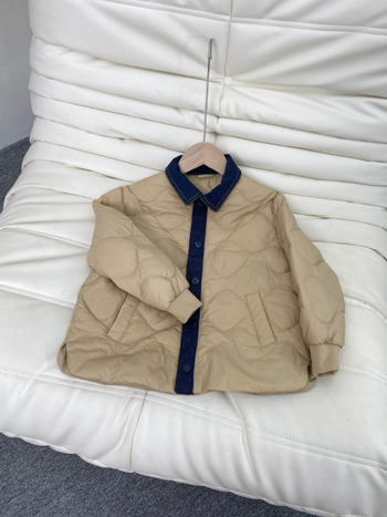 Bērnu vieglā pūka jaka ar krekliņa apkakli un denim patchworku, garas piedurknes, vidēja garuma, pildījums no balta pīļu pūka