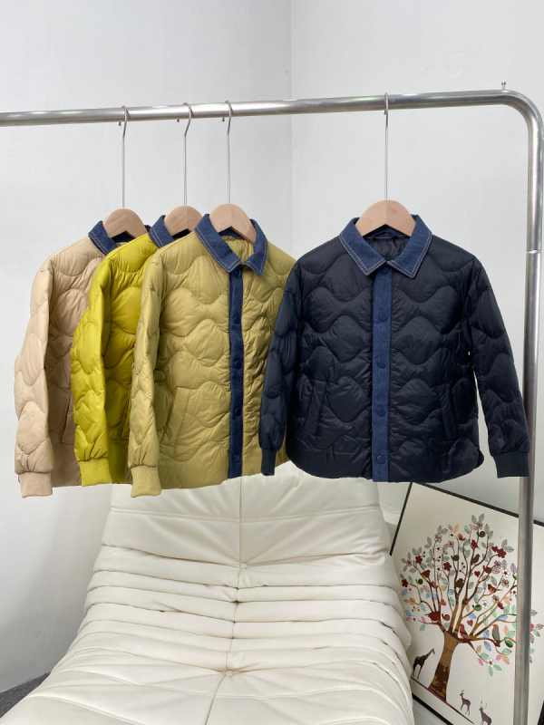 Bērnu vieglā pūka jaka ar krekliņa apkakli un denim patchworku, garas piedurknes, vidēja garuma, pildījums no balta pīļu pūka