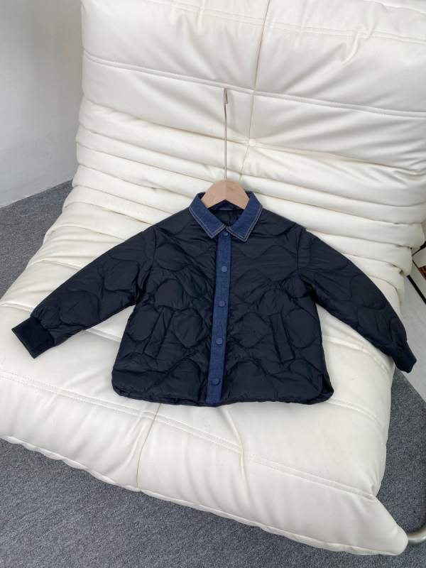 Bērnu vieglā pūka jaka ar krekliņa apkakli un denim patchworku, garas piedurknes, vidēja garuma, pildījums no balta pīļu pūka