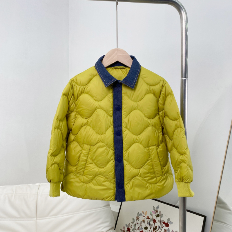 Bērnu vieglā pūka jaka ar krekliņa apkakli un denim patchworku, garas piedurknes, vidēja garuma, pildījums no balta pīļu pūka