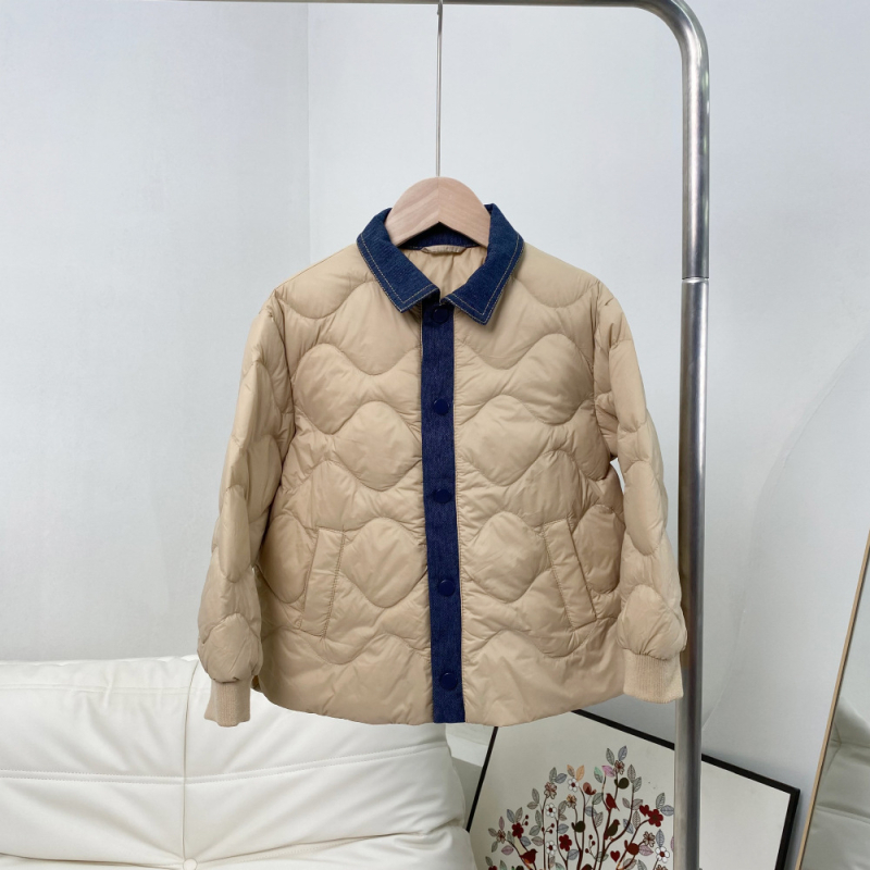 Bērnu vieglā pūka jaka ar krekliņa apkakli un denim patchworku, garas piedurknes, vidēja garuma, pildījums no balta pīļu pūka