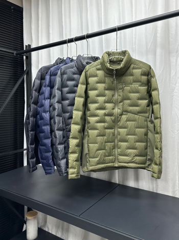 Vyrinė lengva sportinė pūkinė striukė su standžiu kaklu ir užtrauktuku, 86–90% balto ančių pūkų, kvėpuojantis išorinis audinys, tinkama pavasariui ir rudeniui