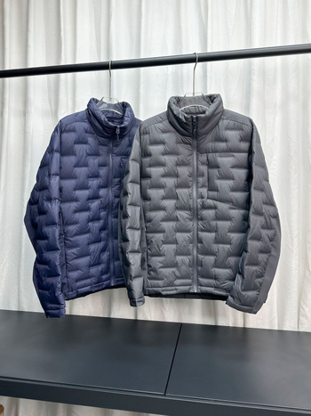 Vyrinė lengva sportinė pūkinė striukė su standžiu kaklu ir užtrauktuku, 86–90% balto ančių pūkų, kvėpuojantis išorinis audinys, tinkama pavasariui ir rudeniui