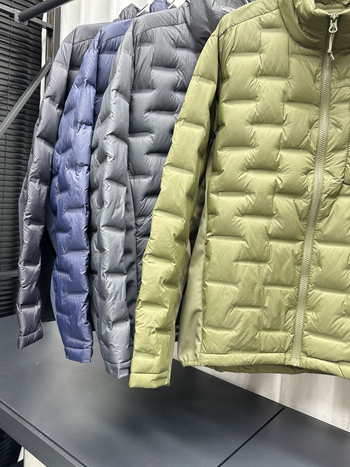 Vyrinė lengva sportinė pūkinė striukė su standžiu kaklu ir užtrauktuku, 86–90% balto ančių pūkų, kvėpuojantis išorinis audinys, tinkama pavasariui ir rudeniui