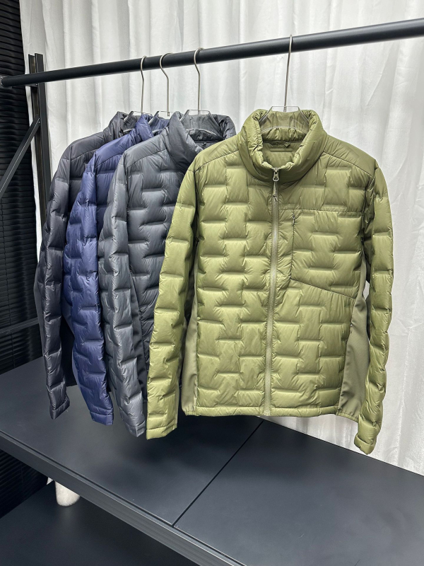 Vyrinė lengva sportinė pūkinė striukė su standžiu kaklu ir užtrauktuku, 86–90% balto ančių pūkų, kvėpuojantis išorinis audinys, tinkama pavasariui ir rudeniui