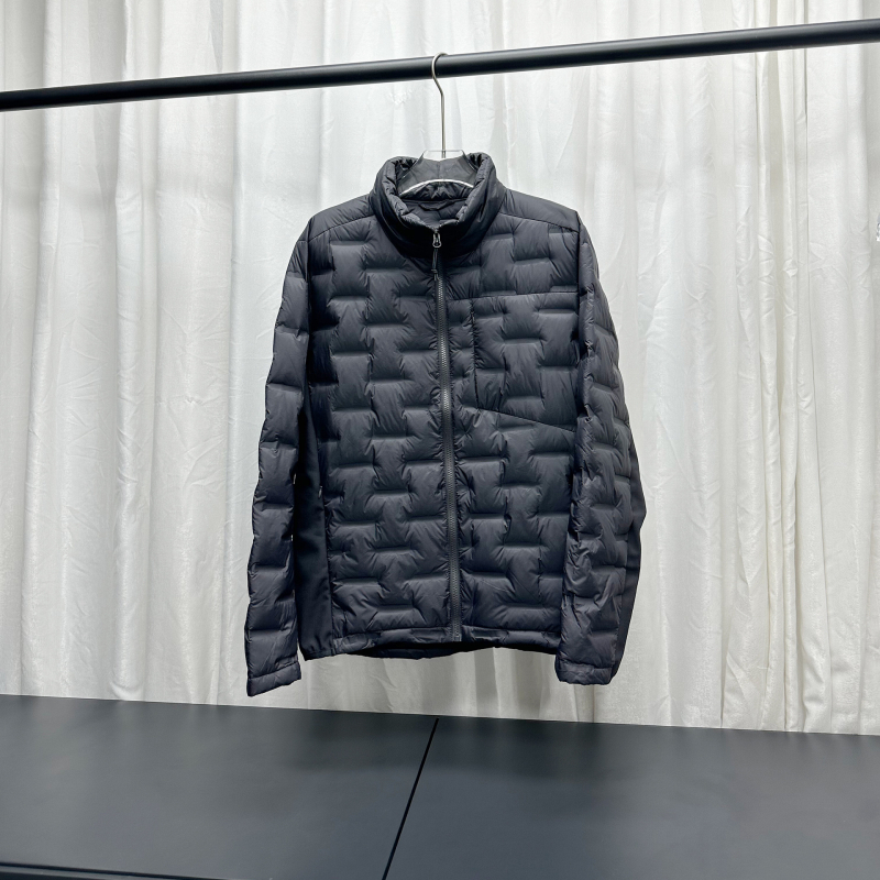 Vyrinė lengva sportinė pūkinė striukė su standžiu kaklu ir užtrauktuku, 86–90% balto ančių pūkų, kvėpuojantis išorinis audinys, tinkama pavasariui ir rudeniui