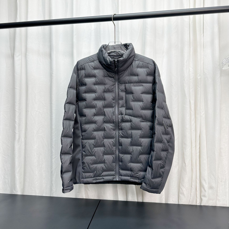 Vyrinė lengva sportinė pūkinė striukė su standžiu kaklu ir užtrauktuku, 86–90% balto ančių pūkų, kvėpuojantis išorinis audinys, tinkama pavasariui ir rudeniui