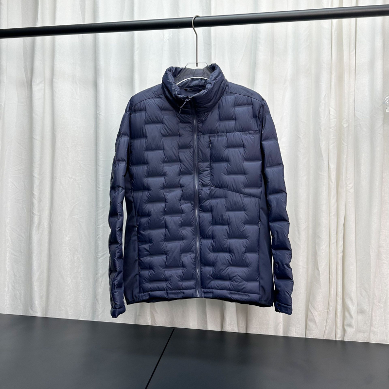 Vyrinė lengva sportinė pūkinė striukė su standžiu kaklu ir užtrauktuku, 86–90% balto ančių pūkų, kvėpuojantis išorinis audinys, tinkama pavasariui ir rudeniui