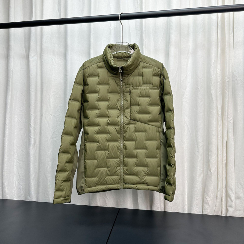 Vyrinė lengva sportinė pūkinė striukė su standžiu kaklu ir užtrauktuku, 86–90% balto ančių pūkų, kvėpuojantis išorinis audinys, tinkama pavasariui ir rudeniui