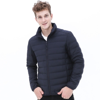 Vyrinė pūkine striukė, lengva, trumpa silueto, stačiu kaklu, 600 užpildo pūkai, išorinis audinys: nailonas