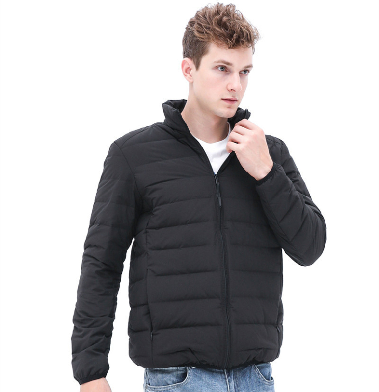 Vyrinė pūkine striukė, lengva, trumpa silueto, stačiu kaklu, 600 užpildo pūkai, išorinis audinys: nailonas