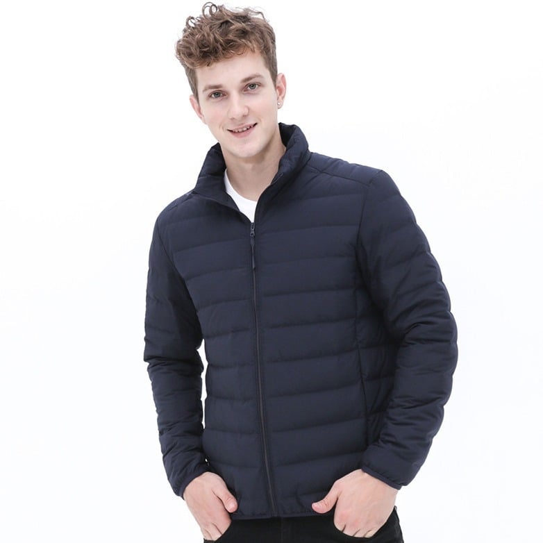 Vyrinė pūkine striukė, lengva, trumpa silueto, stačiu kaklu, 600 užpildo pūkai, išorinis audinys: nailonas