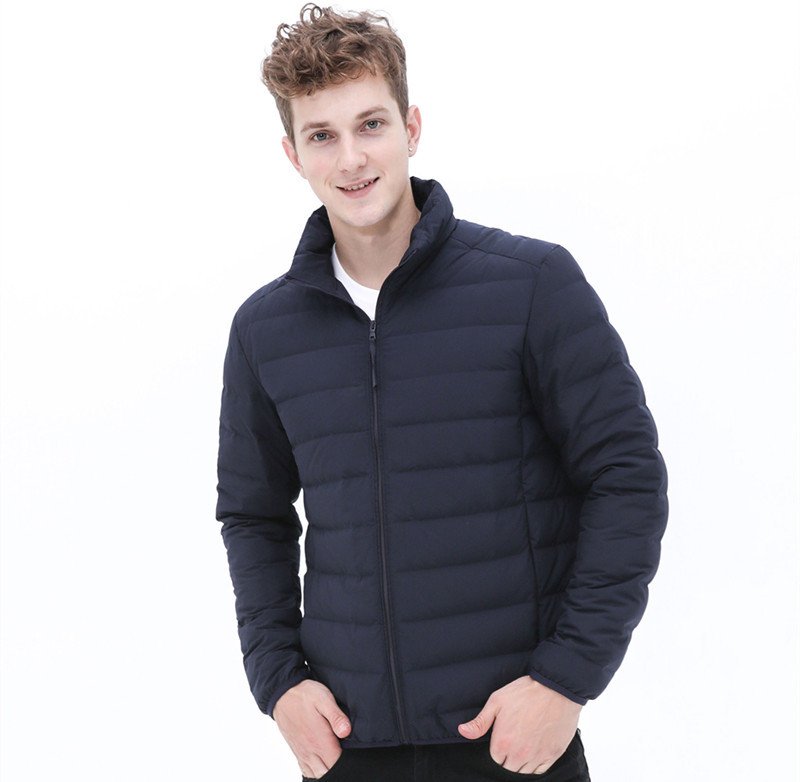 Vyrinė pūkine striukė, lengva, trumpa silueto, stačiu kaklu, 600 užpildo pūkai, išorinis audinys: nailonas