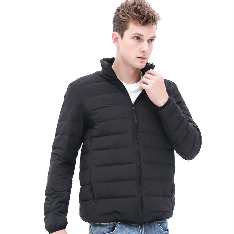 Vyrinė pūkine striukė, lengva, trumpa silueto, stačiu kaklu, 600 užpildo pūkai, išorinis audinys: nailonas