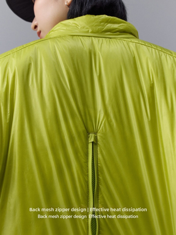 Žieminė striukė lauko sportui – vandeniui atspari lengvas nailonas išorinis sluoksnis, balta antis pūkai 91–95%, užpildymo galia 550, stovinti apykaklė, užtrauktukas, be gobtuvo.