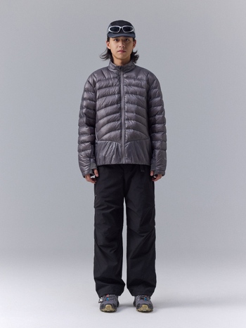 Žieminė striukė lauko sportui – vandeniui atspari lengvas nailonas išorinis sluoksnis, balta antis pūkai 91–95%, užpildymo galia 550, stovinti apykaklė, užtrauktukas, be gobtuvo.