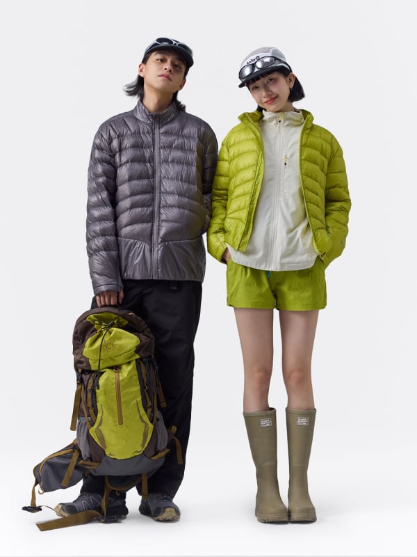 Žieminė striukė lauko sportui – vandeniui atspari lengvas nailonas išorinis sluoksnis, balta antis pūkai 91–95%, užpildymo galia 550, stovinti apykaklė, užtrauktukas, be gobtuvo.