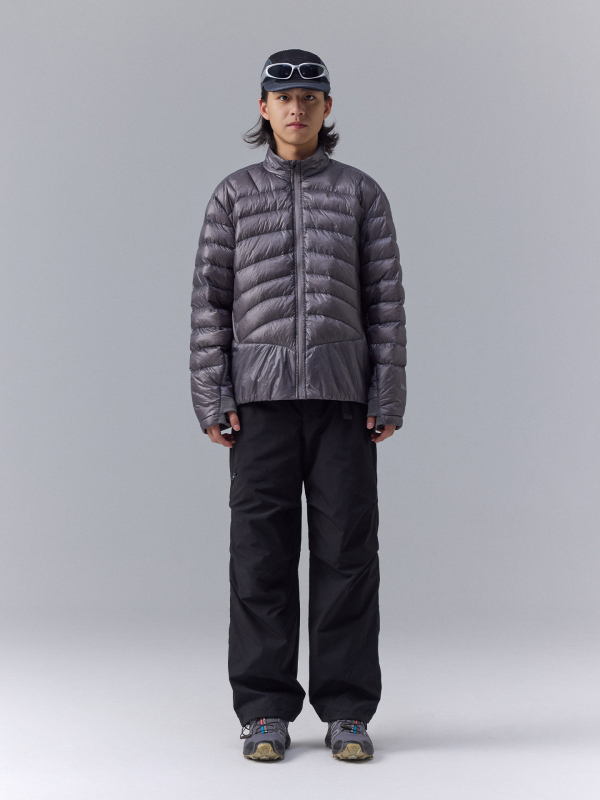 Žieminė striukė lauko sportui – vandeniui atspari lengvas nailonas išorinis sluoksnis, balta antis pūkai 91–95%, užpildymo galia 550, stovinti apykaklė, užtrauktukas, be gobtuvo.