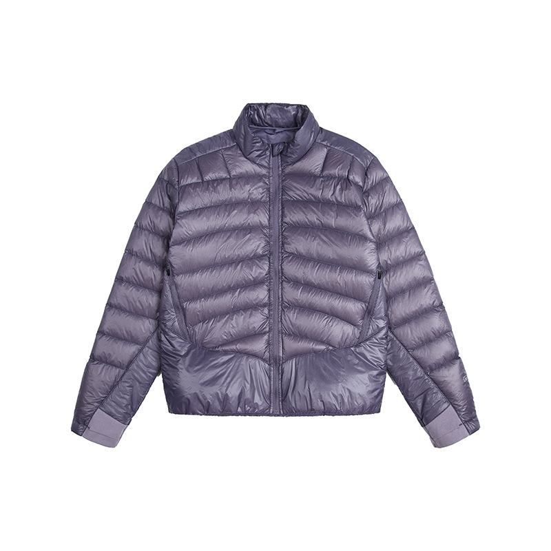 Žieminė striukė lauko sportui – vandeniui atspari lengvas nailonas išorinis sluoksnis, balta antis pūkai 91–95%, užpildymo galia 550, stovinti apykaklė, užtrauktukas, be gobtuvo.