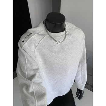 Muški teški fleece pulover dukserica, dugih rukava, bez kapuljače, tisk s natpisom; dvostruka tkanina: vanjska 51% pamuk / 49% poliester; unutarnja 95,8% poliester / 4,2% elastan; jesen 2025
