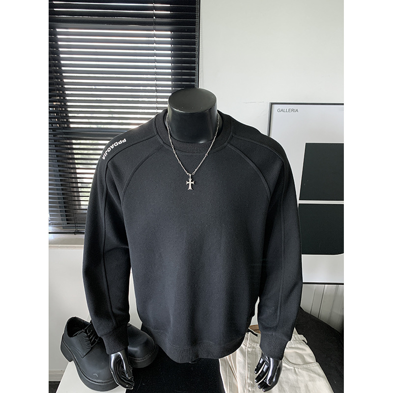 Muški teški fleece pulover dukserica, dugih rukava, bez kapuljače, tisk s natpisom; dvostruka tkanina: vanjska 51% pamuk / 49% poliester; unutarnja 95,8% poliester / 4,2% elastan; jesen 2025