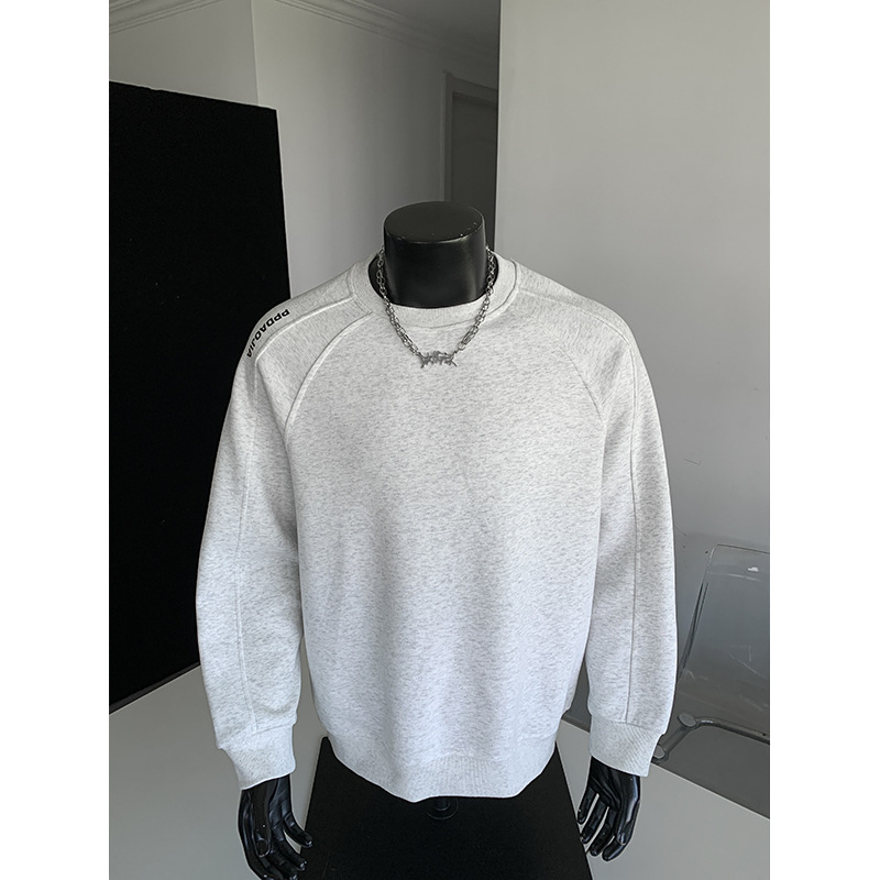 Muški teški fleece pulover dukserica, dugih rukava, bez kapuljače, tisk s natpisom; dvostruka tkanina: vanjska 51% pamuk / 49% poliester; unutarnja 95,8% poliester / 4,2% elastan; jesen 2025