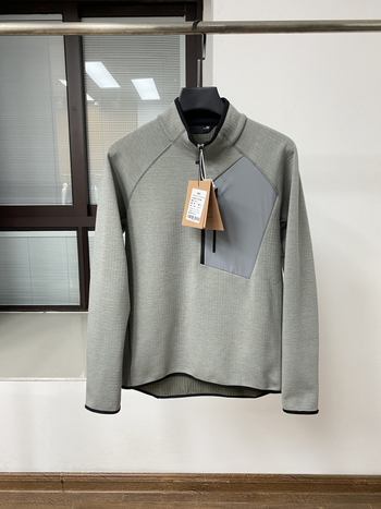 Muška fleece mikina sa stojećim ovratnikom i prednjim zatvaračem, opuštenog kroja, patch džepovi s 3D detaljima