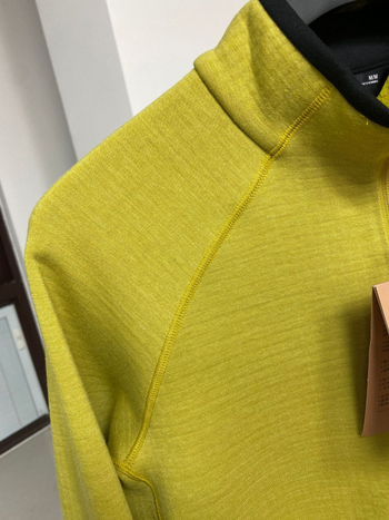 Muška fleece mikina sa stojećim ovratnikom i prednjim zatvaračem, opuštenog kroja, patch džepovi s 3D detaljima