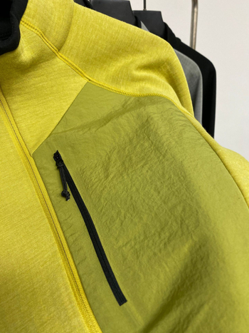 Muška fleece mikina sa stojećim ovratnikom i prednjim zatvaračem, opuštenog kroja, patch džepovi s 3D detaljima