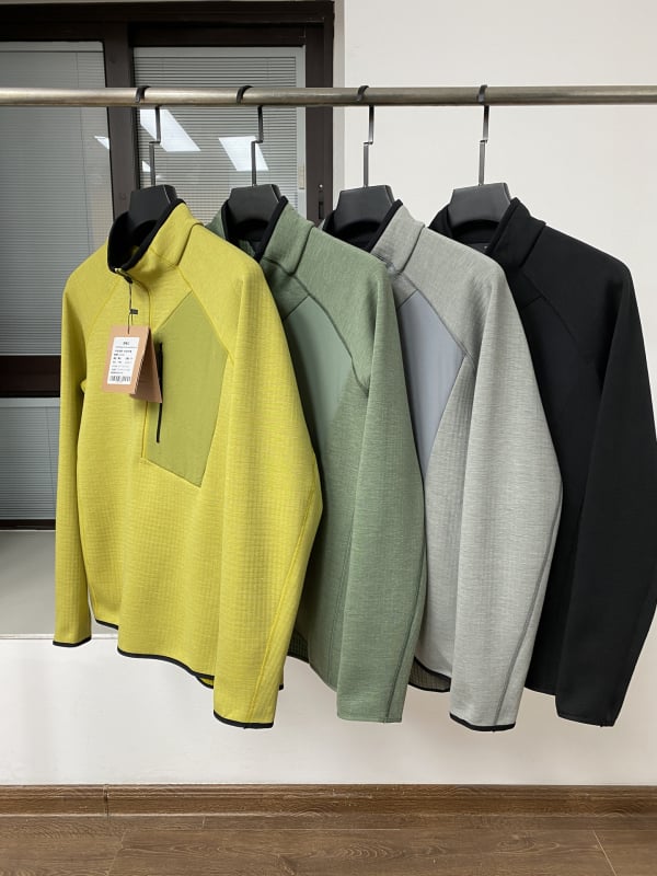 Muška fleece mikina sa stojećim ovratnikom i prednjim zatvaračem, opuštenog kroja, patch džepovi s 3D detaljima