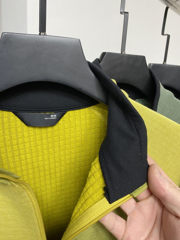 Muška fleece mikina sa stojećim ovratnikom i prednjim zatvaračem, opuštenog kroja, patch džepovi s 3D detaljima
