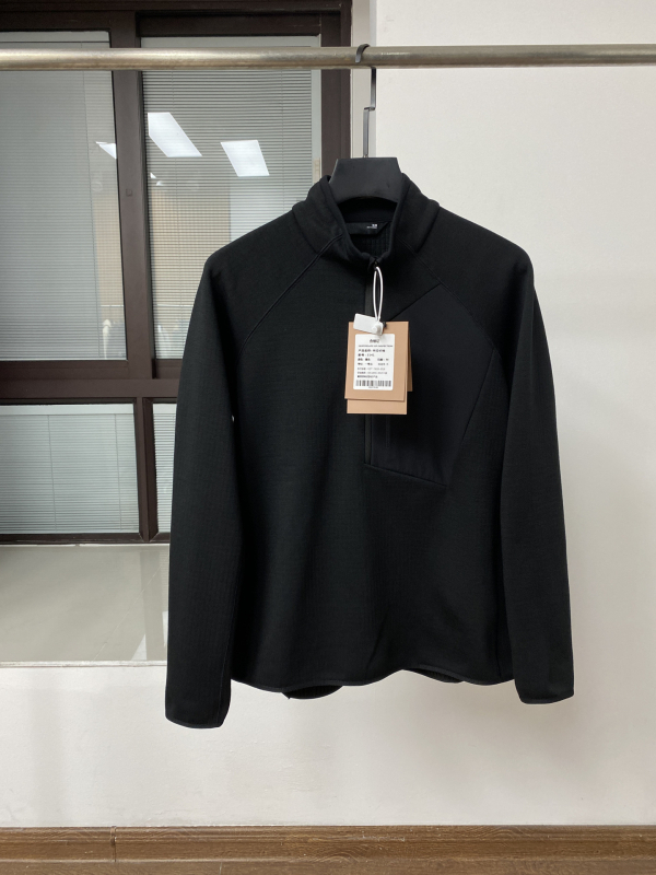 Muška fleece mikina sa stojećim ovratnikom i prednjim zatvaračem, opuštenog kroja, patch džepovi s 3D detaljima
