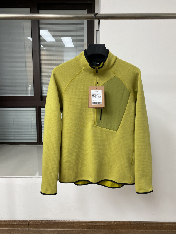 Muška fleece mikina sa stojećim ovratnikom i prednjim zatvaračem, opuštenog kroja, patch džepovi s 3D detaljima