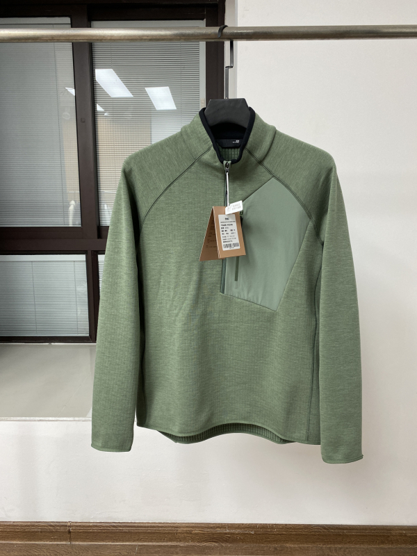 Muška fleece mikina sa stojećim ovratnikom i prednjim zatvaračem, opuštenog kroja, patch džepovi s 3D detaljima