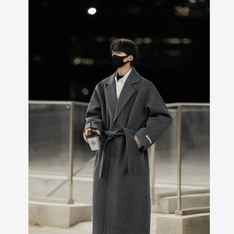 Corduroy vyriškas paltas, laisvas kirpimo, vienbordi užsegimas, diržas, vidutinio ilgio, žieminis.